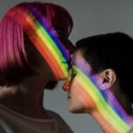 lesbian-couple-with-lgbt-symbol - dimensioni medie