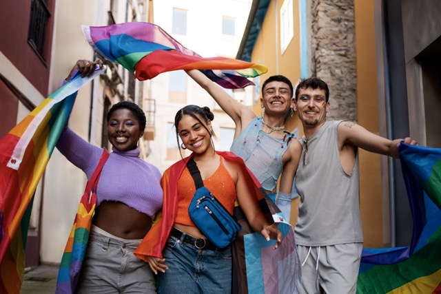 people-enjoying-celebrations-pride-month - dimensioni medie